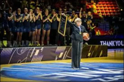 Quelle joueuse de basket, médaille d'argent aux Jeux olympiques de Paris, a aussi remporté l'Euroligue le 13 avril 2025 avec l'USK Prague ?