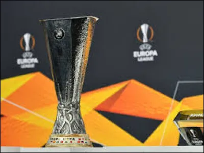 Quel club masculin de football a subi une incroyable remontada en quart de finale de la Ligue Europa contre Manchester United le 17 avril 2025 ?