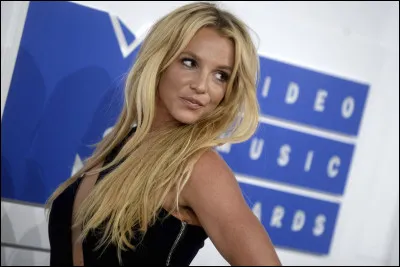 Quelle a été la durée du mariage express de Britney Spears avec son ami d'enfance, Jason Allen Alexander, qui a eu lieu le 3 janvier 2004 ?