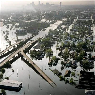 En quelle année, marquée par les énormes dégâts de louragan Katrina à La Nouvelle-Orléans, est entré en vigueur le Protocole de Kyoto ?