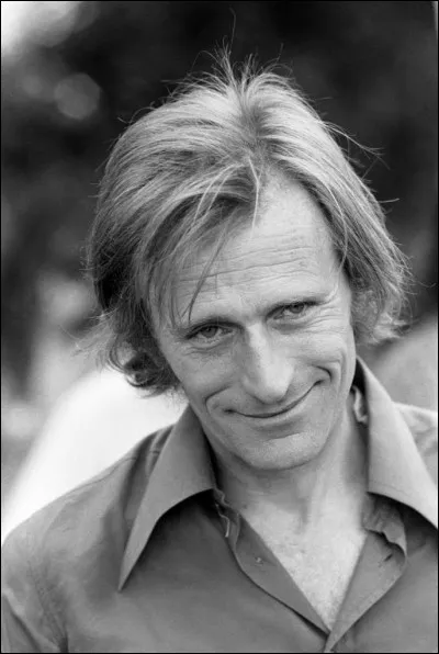 Quel est le nom du chien évoqué dans une chanson de Nino Ferrer ?