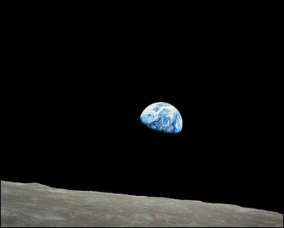 Quelle mission habitée arrive à se mettre sur une orbite lunaire permettant d'observer un lever de Terre depuis l'espace ?