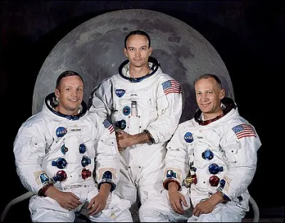 Dans la mission Apollo 11 de juillet 1969, quel astronaute reste aux commandes de la capsule pendant que les deux équipiers foulent pour la première fois la surface lunaire ?