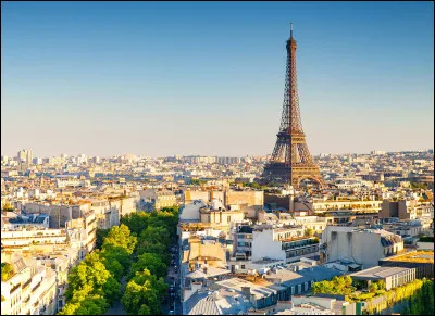 Quel jardin parisien est particulièrement agréable à visiter en juin ?