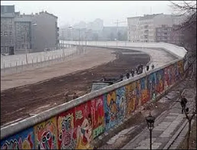 Le mur de Berlin est tombé en 1991.