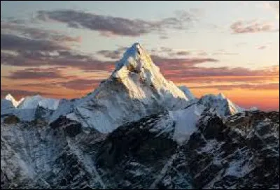 Le Mont Everest grandit chaque année.