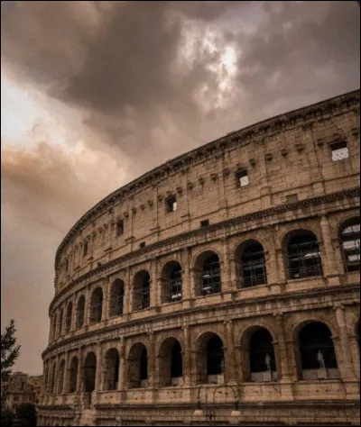 J  Je suis un demi-dieu romain, frère dun héros grec, héros dune autre série.