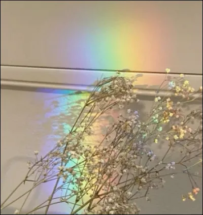 I  Je suis la déesse dont larc-en-ciel permet de communiquer.