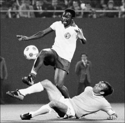 Sans doute le meilleur joueur sud-africain de l'histoire, qui eu le malheur d'tre noir durant l'Apartheid. Trs investi dans le foot sud-africain, il coacha la slection lors du Mondial 2002 :