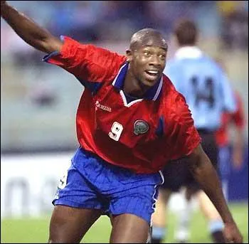 Attaquant costaricien, rvl  Derby County lors d'un match face  Manchester lors duquel il inscrivit un but phnomnal, c'est une vritable star dans son pays...