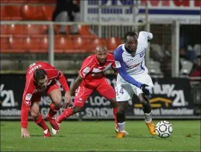 Dennis Oliech est un attaquant rapide, dot d'une belle frappe de balle. Malgr sa technique un peu fruste, il s'est install sur le ct droit de l'attaque auxerroise. Connaissez-vous sa nationalit ?