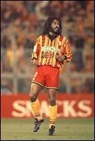 Pour son premier match avec Lens, en 91, il est exclu au bout d'un quart d'heure. Pour son dernier, en 97, il rate un penalty. Malgr tout, ce dfenseur bninois fut adul  Bollaert...