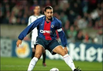 Footballeur malgache, connu de tous les supporters du PSG, c'est...