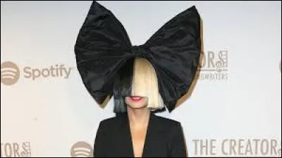 La chanteuse Sia a écrit la chanson "Diamonds" pour Rihanna.