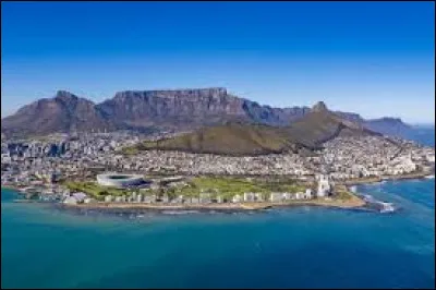 Quelle montagne embl&eacute;matique surplombe Le Cap, en Afrique du Sud ?
