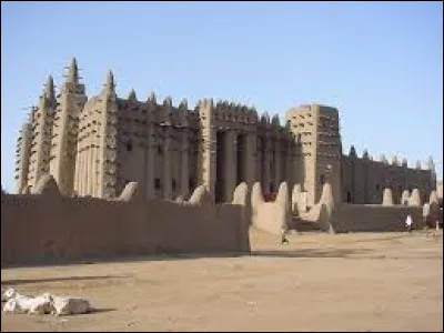 Quel monument malien, en terre crue, est un symbole de larchitecture sahélienne ?