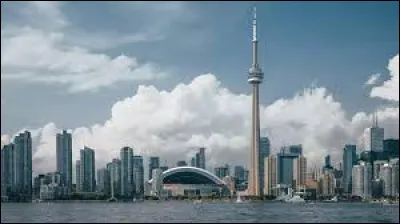 Quelle ville canadienne l'emblématique CN Tower domine-t-elle ?
