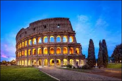 Dans quelle ville italienne se trouve le Colisée, célèbre amphithéâtre antique ?