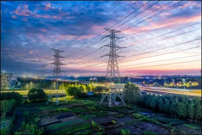 Avant lélectricité, on me posait sur une table ou un meuble pour éclairer la pièce à la lueur de mes flammes. Je suis