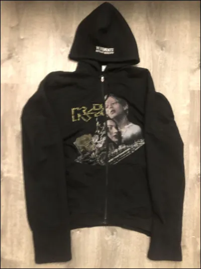 Je suis un objet en bois ou en os qui servait à refermer les vêtements avant linvention des boutons modernes. Que suis-je ?