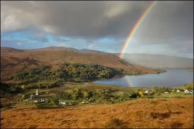 Daprès le folklore irlandais, que trouve-t-on au pied dun arc-en-ciel ?