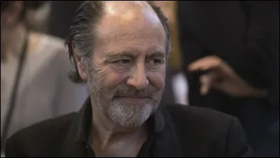 Ce chanteur a interprété la chanson "Le Loir-et-Cher". Vous devez compléter les paroles : "Ils me disent, ils me disent / Tu vis sans jamais voir un ..., un hibou / Ils me disent / Tu viens plus, même pour pécher un poisson / Tu ne penses plus à nous".