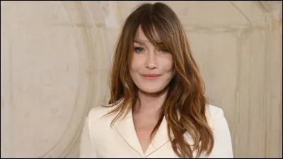 Cette chanteuse est notamment connue pour ses chansons intitulées "Quelqu'un m'a dit" et "Raphaël". En quelle année sont sorties ces titres ?