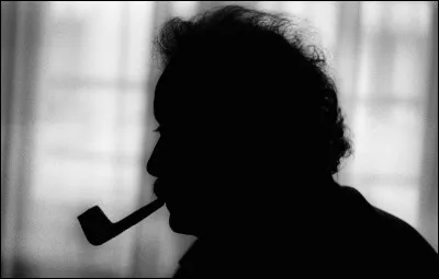 Quel chanteur à moustache est lauteur-compositeur de l'album ''Le Vent'' ?