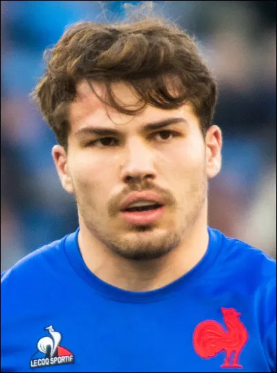 D'après son surnom, de quoi le rugbyman Antoine Dupont est-il le ministre ?