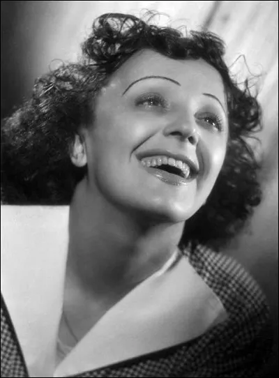 Quel était le surnom de la chanteuse Edith Piaf ?