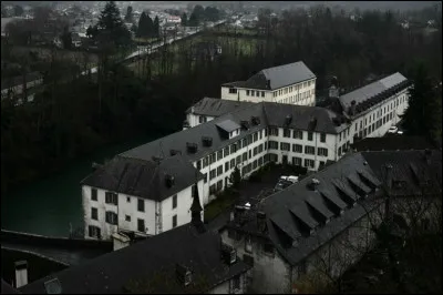 Sur combien d'années s'étend "l'affaire Bétharram" ?