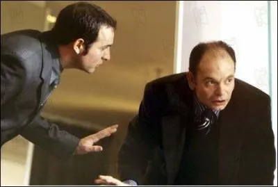 Il est un vendeur dans ce film