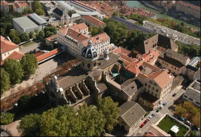 Si je vous dis que Les Chartreux est un quartier situé sur le plateau de la Croix-Rousse, dans quelle ville sommes-nous ?