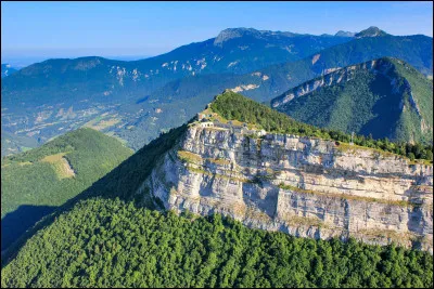Où se situe le massif de la Chartreuse ?