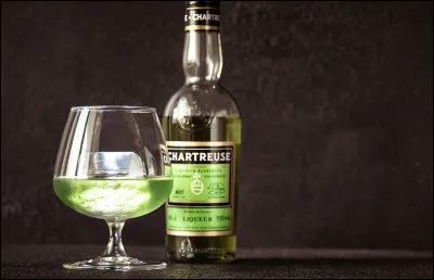 A base de quoi la liqueur appelée "Chartreuse" est-elle fabriquée ?