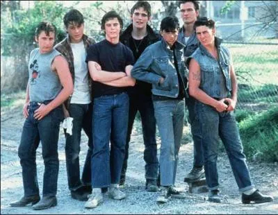Dans 'Outsiders', sorti en 83, deux bandes rivales s'affrontent. Lesquelles ?