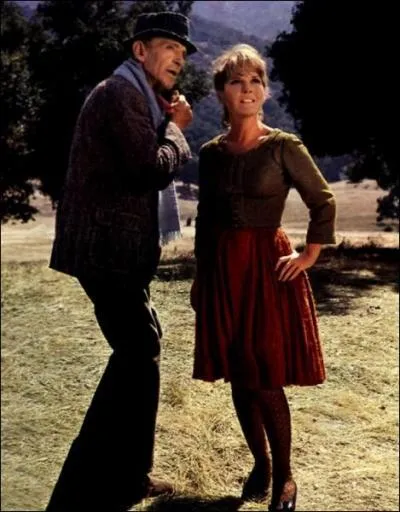 Grce au petit succs de ce film, Coppola se voit offrir les rnes de l'adaptation de la comdie musicale de Broadway 'La Valle du Bonheur' avec Fred Astaire et une chanteuse connue. Laquelle ?