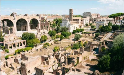 6e - Comment s'appelle la place publique à Rome ?