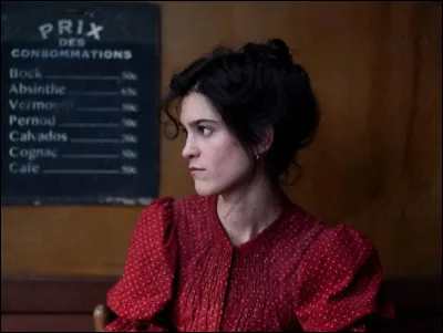 Pourquoi, alors qu'elle a vingt ans, décide-t-elle d'aller à Paris ?