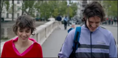 De quel instrument joue Fleur sur les bords de Seine pour la vidéo de Seb ?