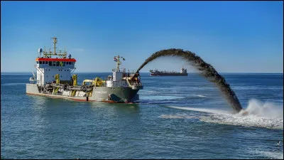 Quel est le nom de cette petite péniche qui drague la vase d'un port pour la déposer plus loin ?