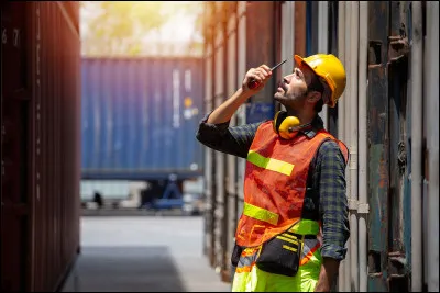 Quel autre nom donne-t-on au docker, employé au chargement et déchargement des navires arrivant ou quittant le port ?