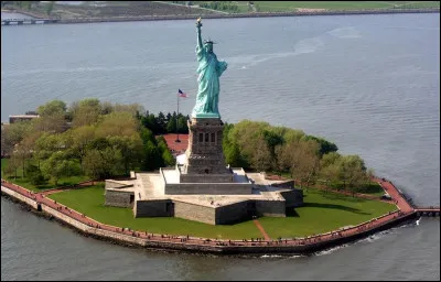 Quel est l'autre nom de statue de la Liberté située sur l'île de ''Liberty Island'', dans le port de New York ?