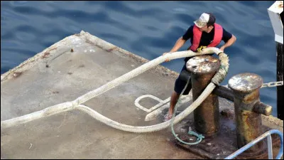 Quel est le nom du marin spécialisé qui assure l'ensemble des opérations d'amarrage et de démarrage des navires en escale dans un port ?