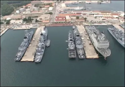 Quel port militaire est la principale base navale française ?