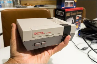 1985 est l'année de sortie de la console de jeu NES.