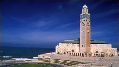 Où se situe la mosquée Hassan II ?