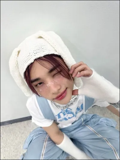 Fais-tu des choses mignonnes, (genre un cur avec les mains, gonfler les joues, mains sur les joues, clin d'il ou même faire une voix mignonne pour taquiner et faire rire les autres) comme le mec sur la photo ? 
C'est Hyunjin de Stray Kids pour ceux qui ne savent pas.