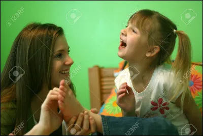 Joues-tu avec tes petits frères ou surs (genre à la poupée, à se maquiller, jouer à la voiture télécommandée, etc.) ? 
(Si tu n'en as pas, pense à tes cousin(e)s).