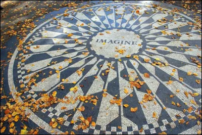 A quel grand artiste britannique le mémorial Strawberry Fields, situé dans Central Park, est-il dédié ?